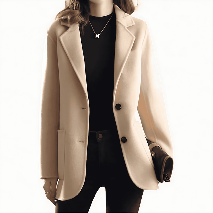 Cappotto donna elegante con revers a punta e bottoni a contrasto, perfetto per moda autunno inverno.