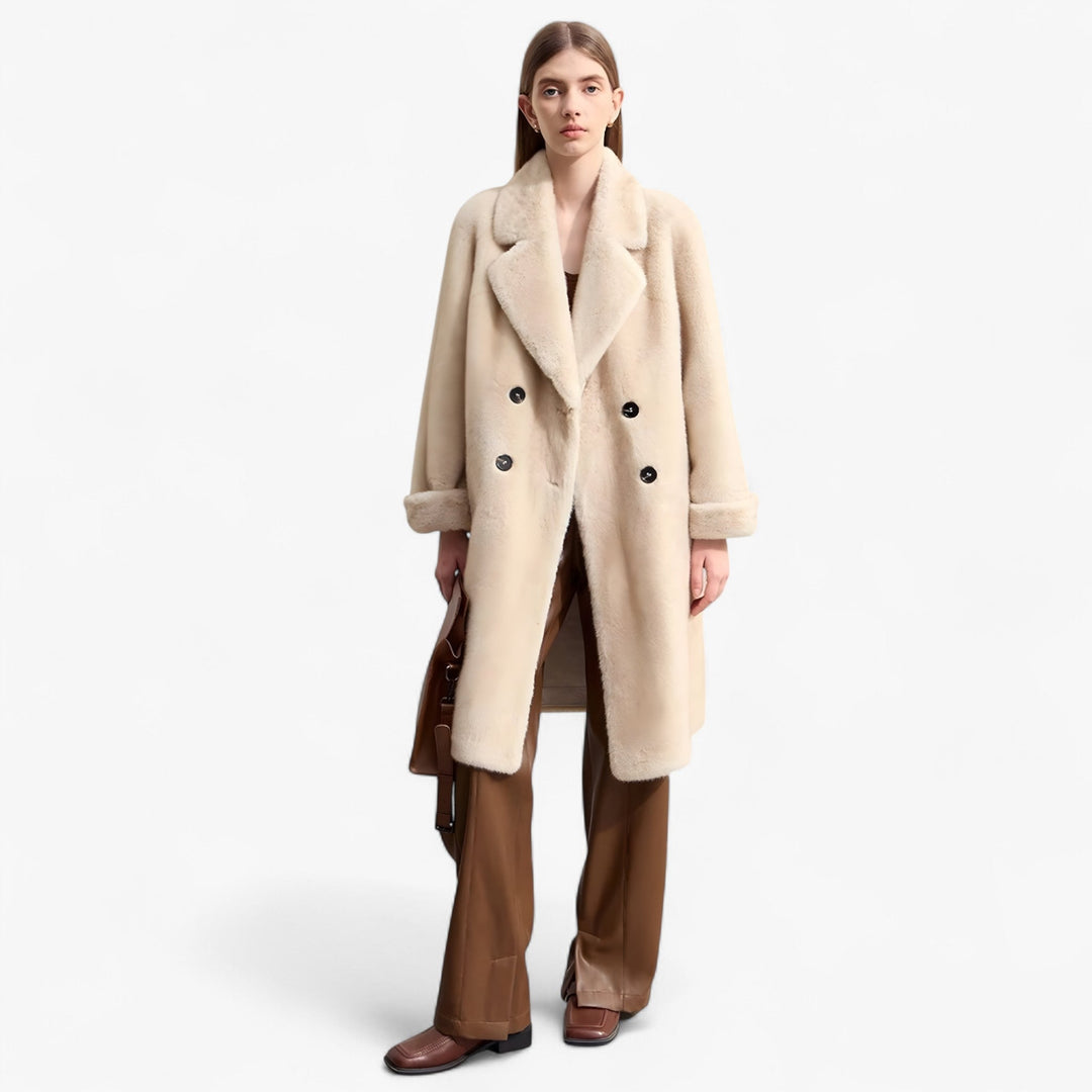Elegante cappotto invernale da donna color beige, caldo e confortevole, con design doppiopetto. Abbigliamento moda.