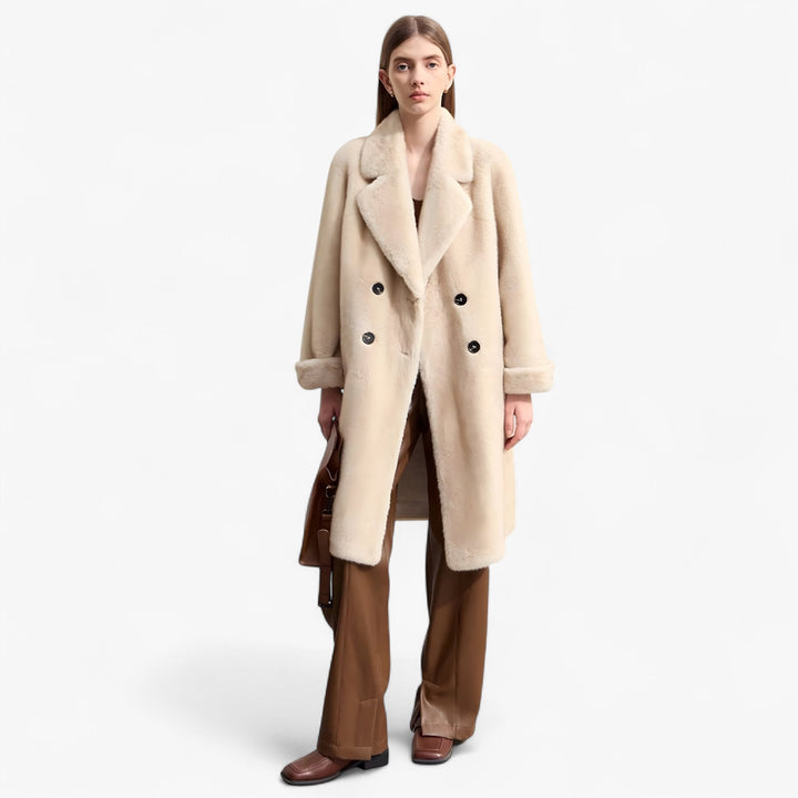 Elegante cappotto invernale da donna color beige, caldo e confortevole, con design doppiopetto. Abbigliamento moda.