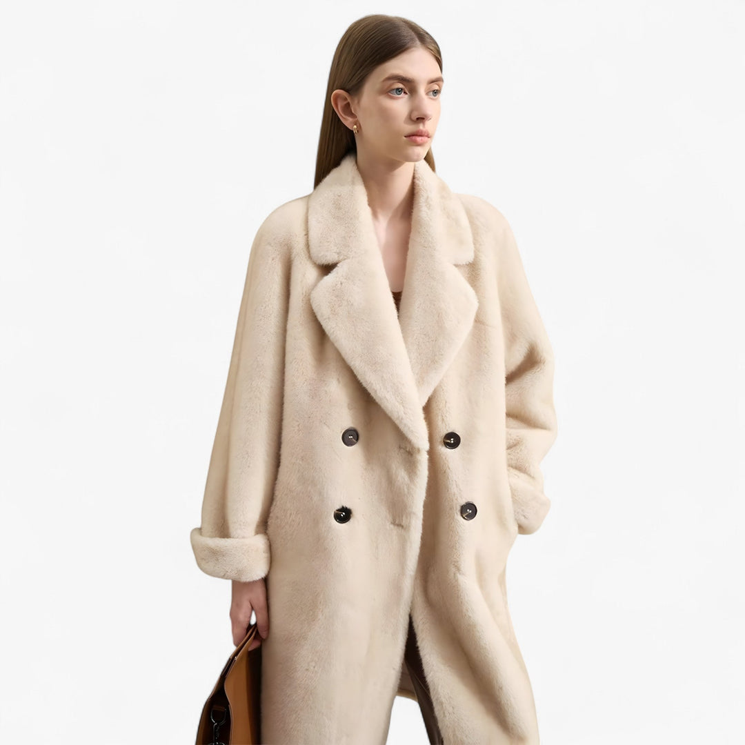 Cappotto donna doppiopetto color beige per l'inverno, caldo e lungo, ideale per un look elegante e di tendenza.