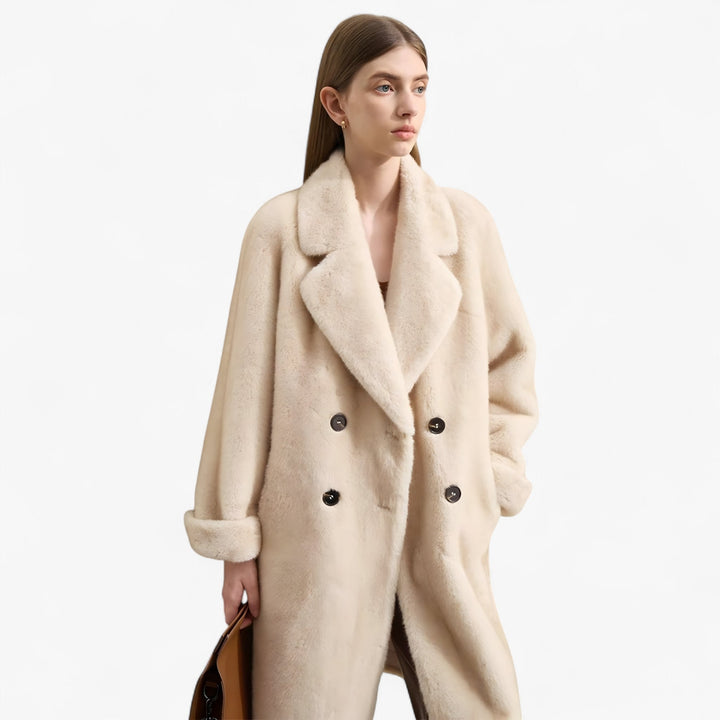 Cappotto donna doppiopetto color beige per l'inverno, caldo e lungo, ideale per un look elegante e di tendenza.