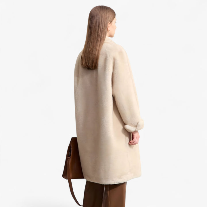 Caldo cappotto invernale lungo da donna beige, con doppia abbottonatura, perfetto per un outwear elegante e moderno.