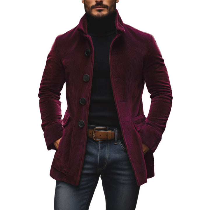 Cappotto uomo elegante per l'autunno, con collo alto protettivo e bottoni classici. Stile raffinato.