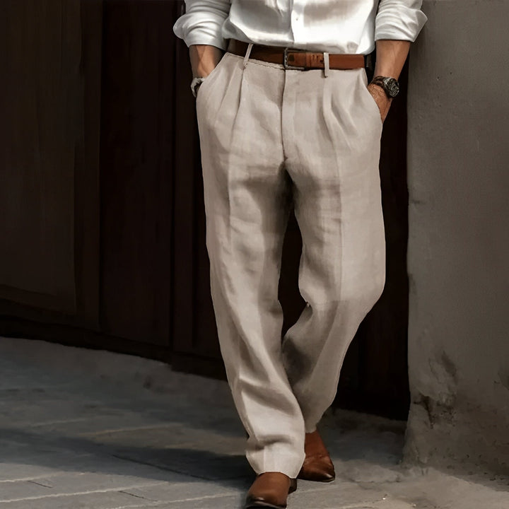 Pantaloni uomo traspiranti, ideali per comfort estivo. Vestibilità comoda, perfetti per outfit versatili.