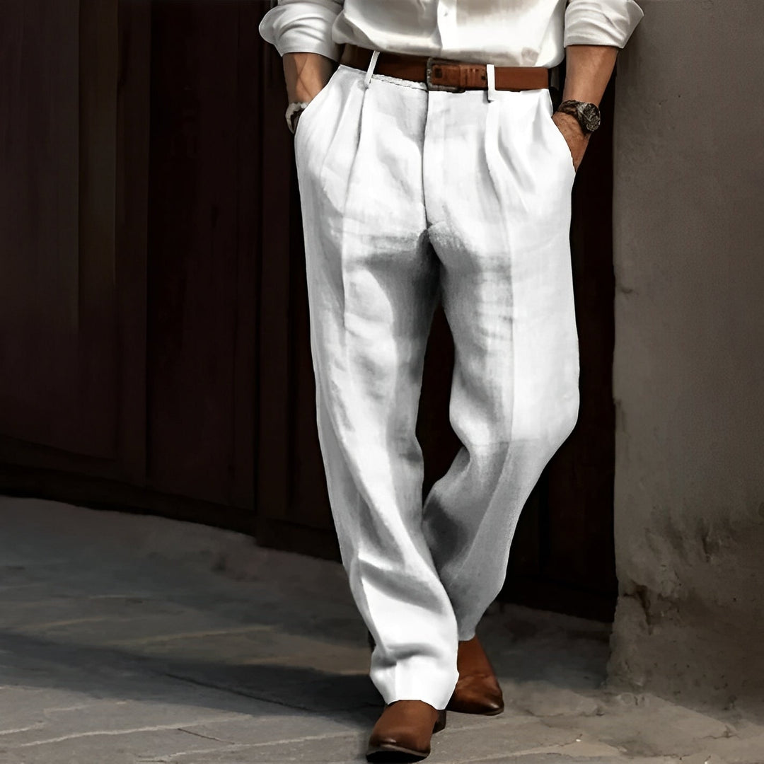 Pantalone uomo classico con tocco retrò. Tessuto traspirante per un'eleganza casual e fresca.