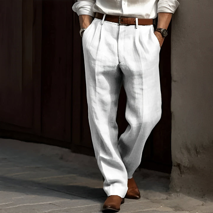 Pantalone uomo classico con tocco retrò. Tessuto traspirante per un'eleganza casual e fresca.