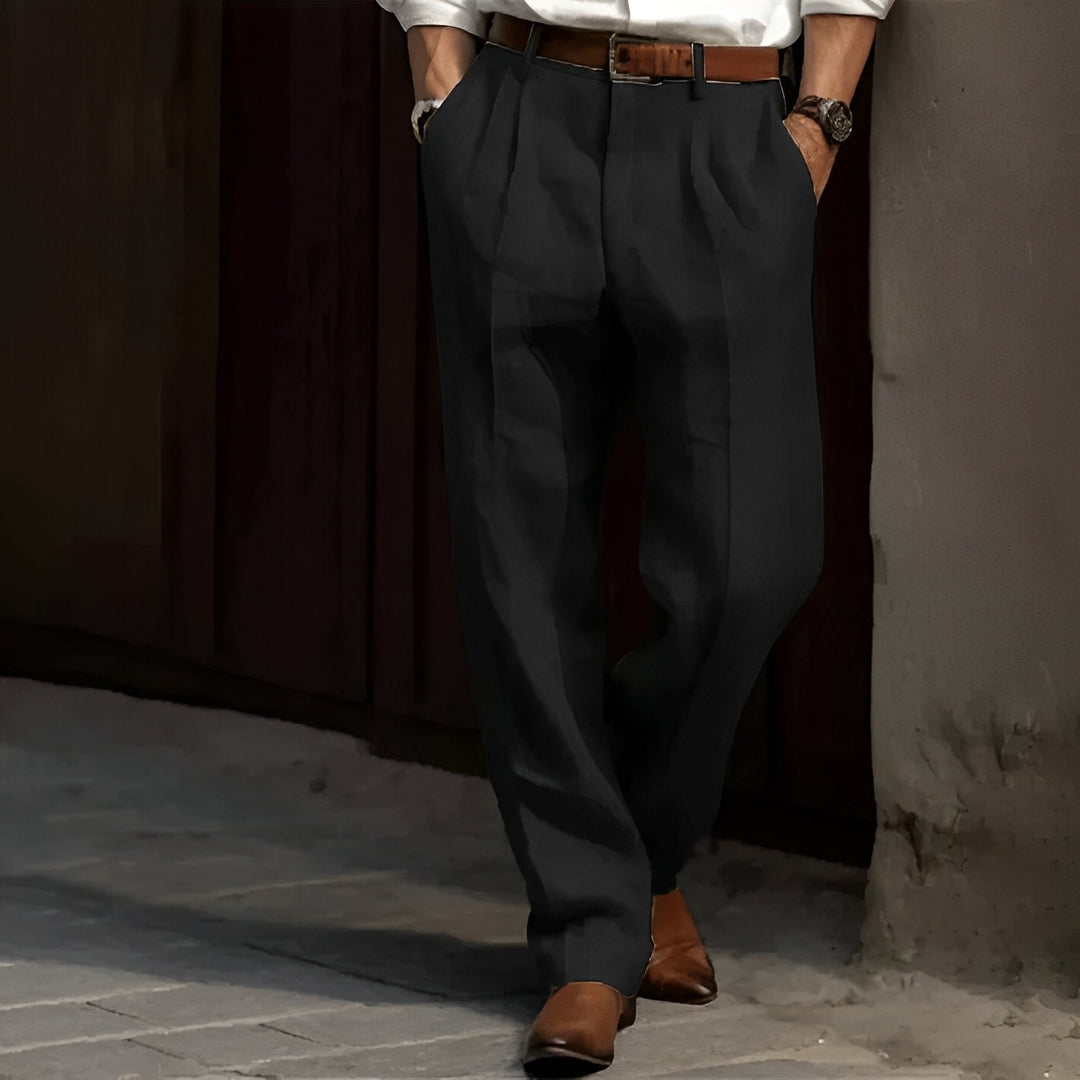 Pantaloni uomo versatili per outfit quotidiani. Stile retrò e vestibilità comoda garantiscono massimo comfort.