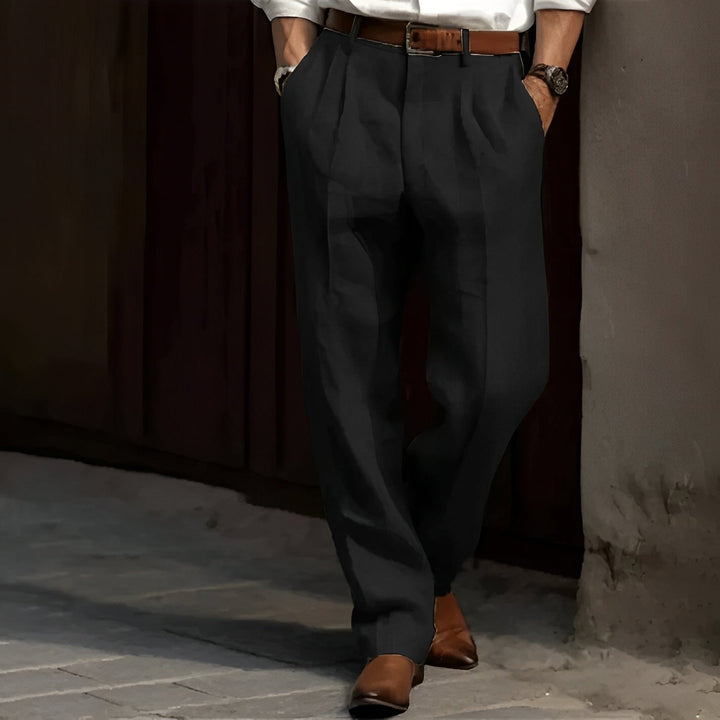 Pantaloni uomo versatili per outfit quotidiani. Stile retrò e vestibilità comoda garantiscono massimo comfort.