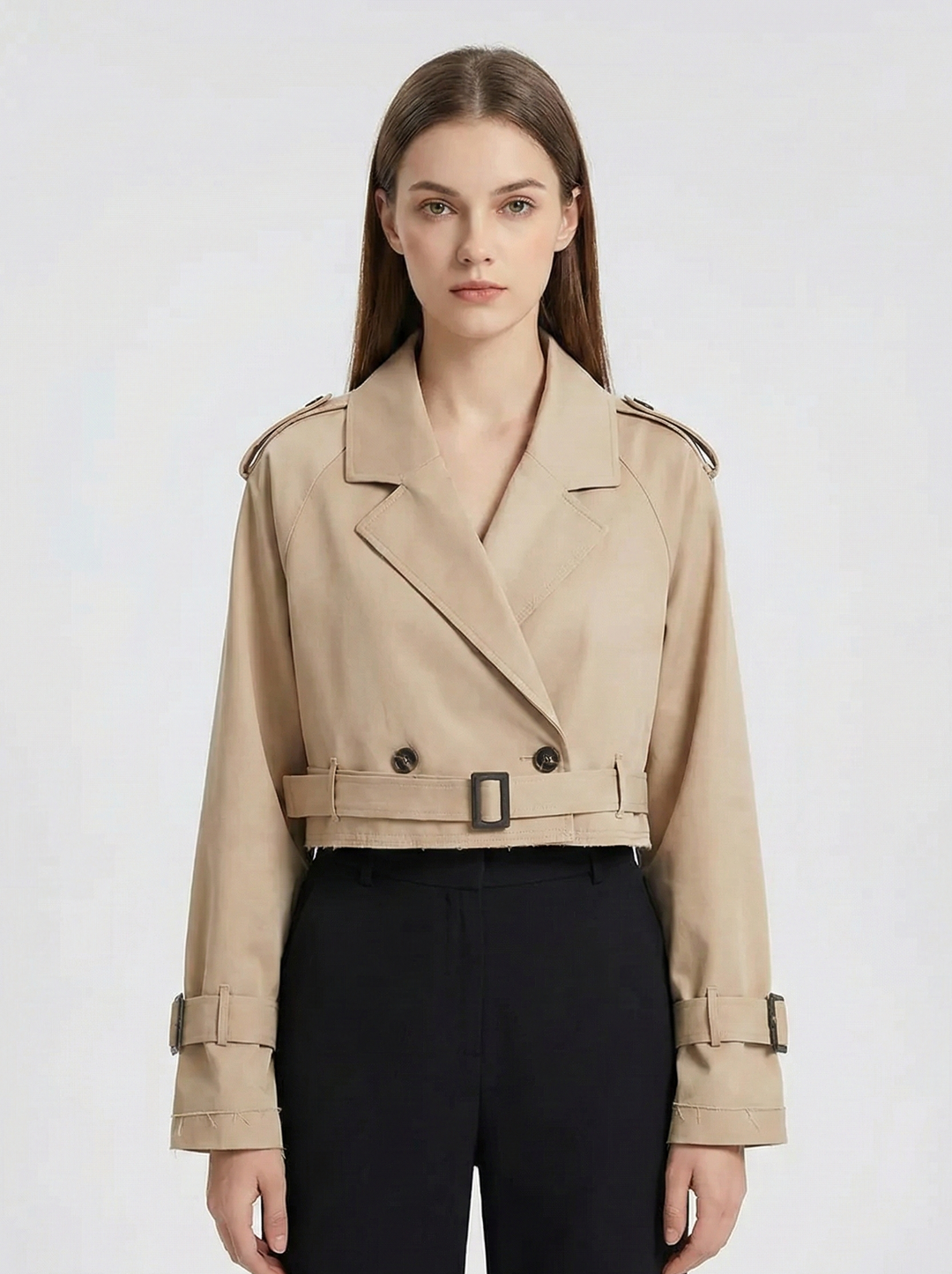 Trench corto beige donna, doppiopetto. Capospalla leggero per outfit smart casual.