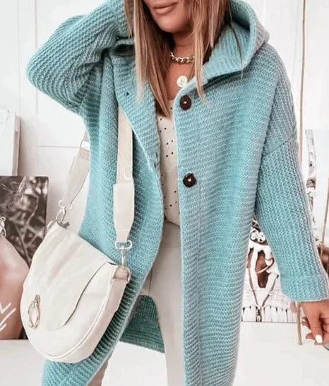 Cardigan lungo donna con cappuccio e bottoni, perfetto per outfit casual ed eleganti di moda femminile.