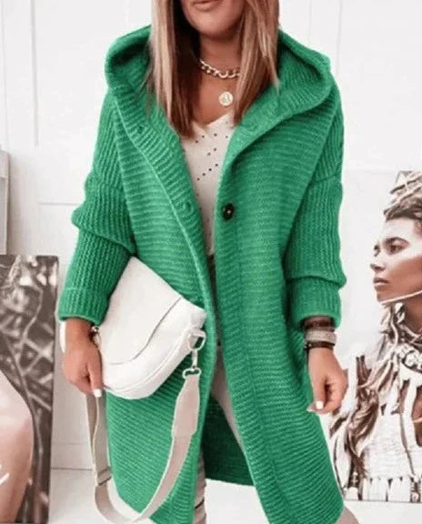 Comodo cardigan lungo donna con cappuccio e bottoni, capo essenziale per la moda quotidiana e versatile.