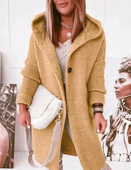 Cardigan lungo donna con pratico cappuccio e bottoni, un capo must-have per abbigliamento casual chic.