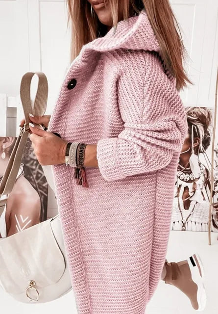 Cardigan lungo donna nero con cappuccio e bottoni, eleva il tuo stile quotidiano e completa outfit donna.