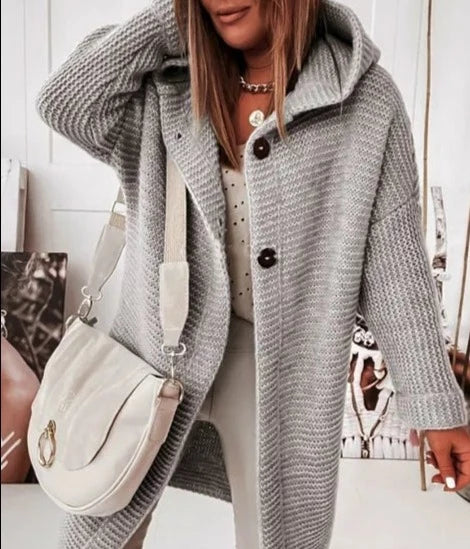 Cardigan lungo donna grigio con cappuccio e bottoni, versatile per ogni outfit femminile, eleganza casual.