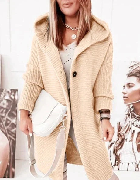 Morbido cardigan lungo donna con cappuccio e bottoni, dona un tocco di eleganza casual per moda femminile.