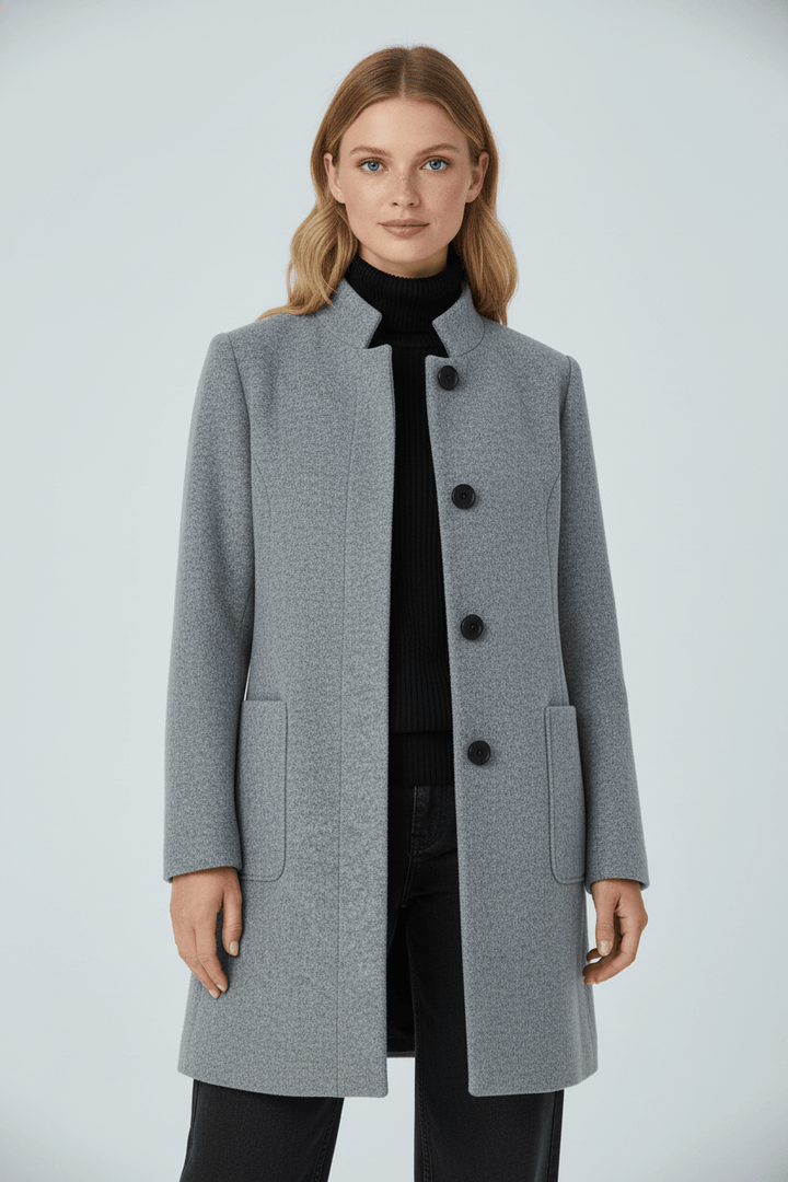 Elegante cappotto lungo da donna in caldo misto lana, ideale per look ufficio e smart casual.