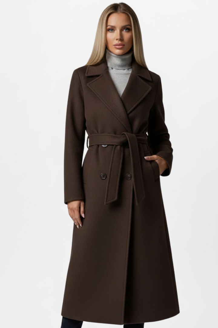 Donna con elegante cappotto lungo doppiopetto, un capo caldo e di stile per l'inverno.