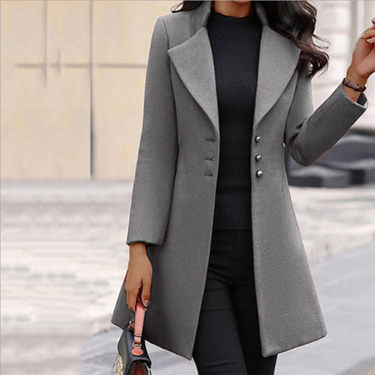 Cappotto lungo donna in misto lana, caldo e versatile, design su misura per un comfort elevato.