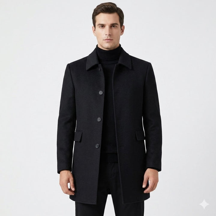 Cappotto uomo classico sartoriale nero, elegante e formale. Perfetto abbigliamento maschile per inverno/autunno.