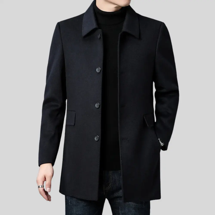 Elegante cappotto uomo nero, design classico sartoriale. Raffinato soprabito formale per abbigliamento maschile.