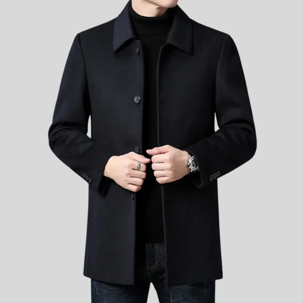 Cappotto invernale da uomo, taglio classico sartoriale. Confortevole ed elegante per moda maschile formale.