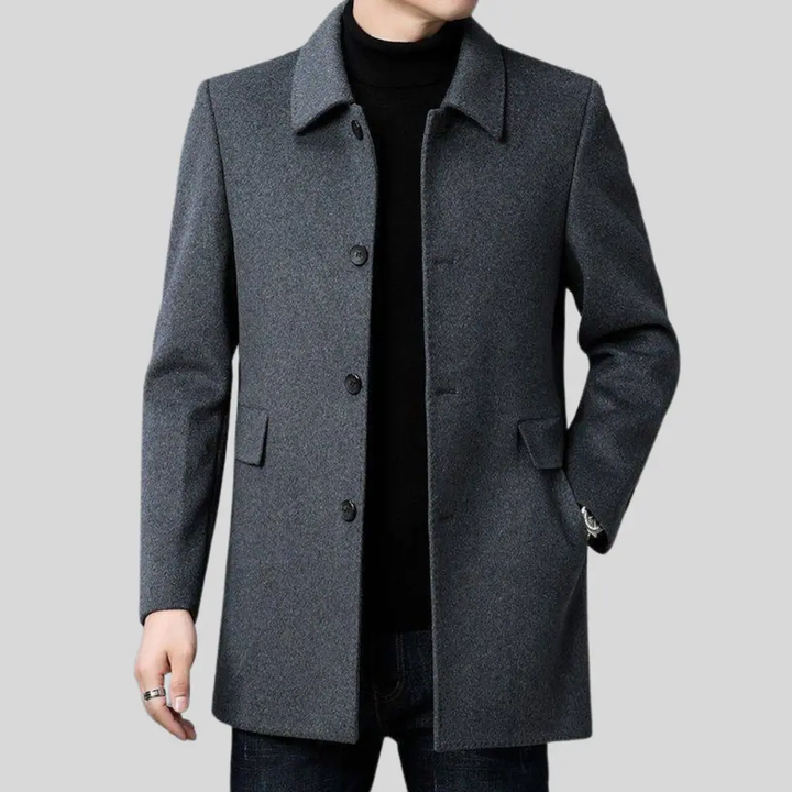 Soprabito uomo nero, design sartoriale elegante e classico. Perfetto per un look formale o casual chic.