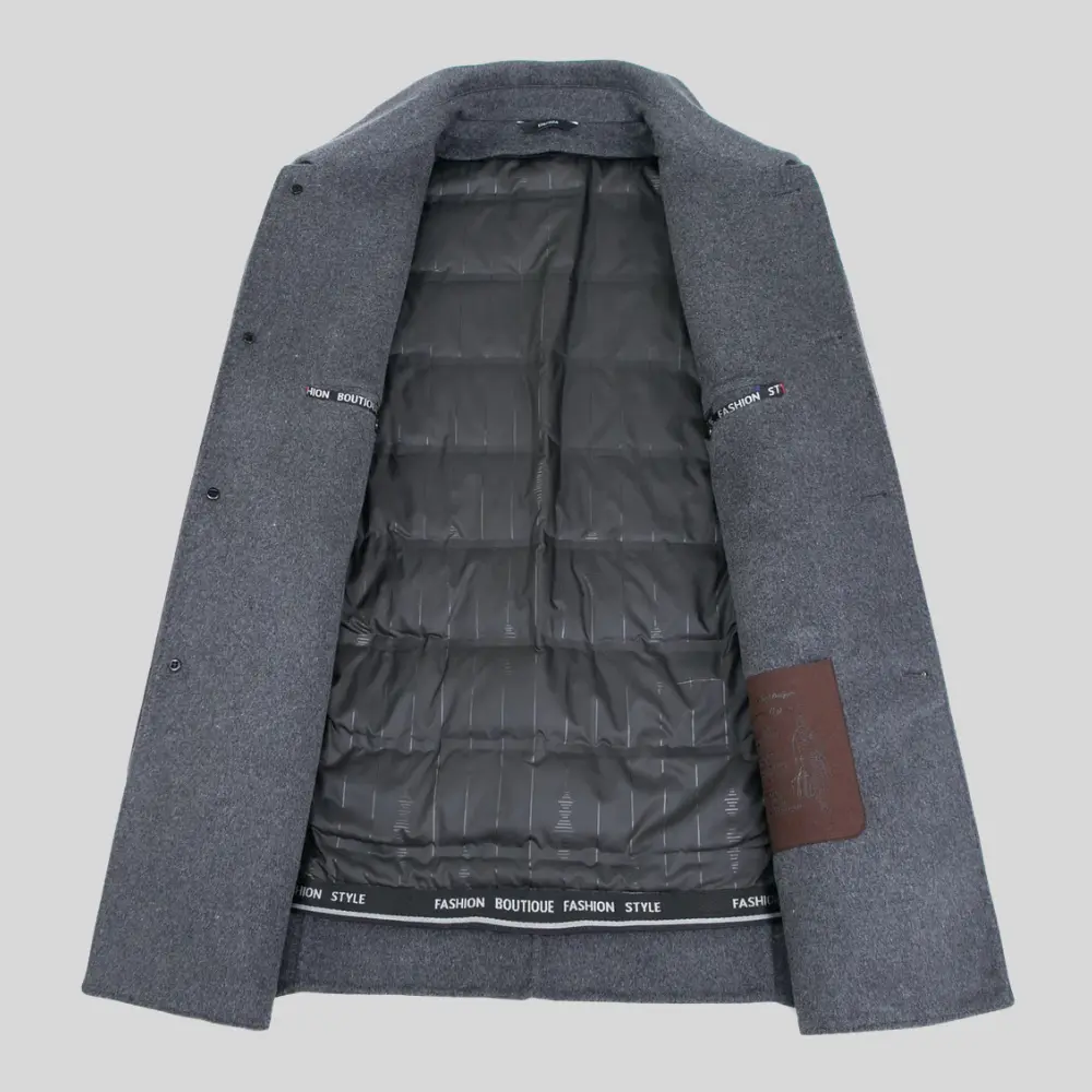 Cappotto classico uomo, modello sartoriale grigio. Essenziale per la moda maschile, stile elegante autunno-inverno.