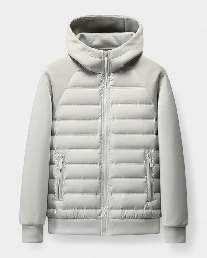Giacca ibrida da uomo con cappuccio, offre comfort dinamico e protezione leggera per outfit quotidiani.