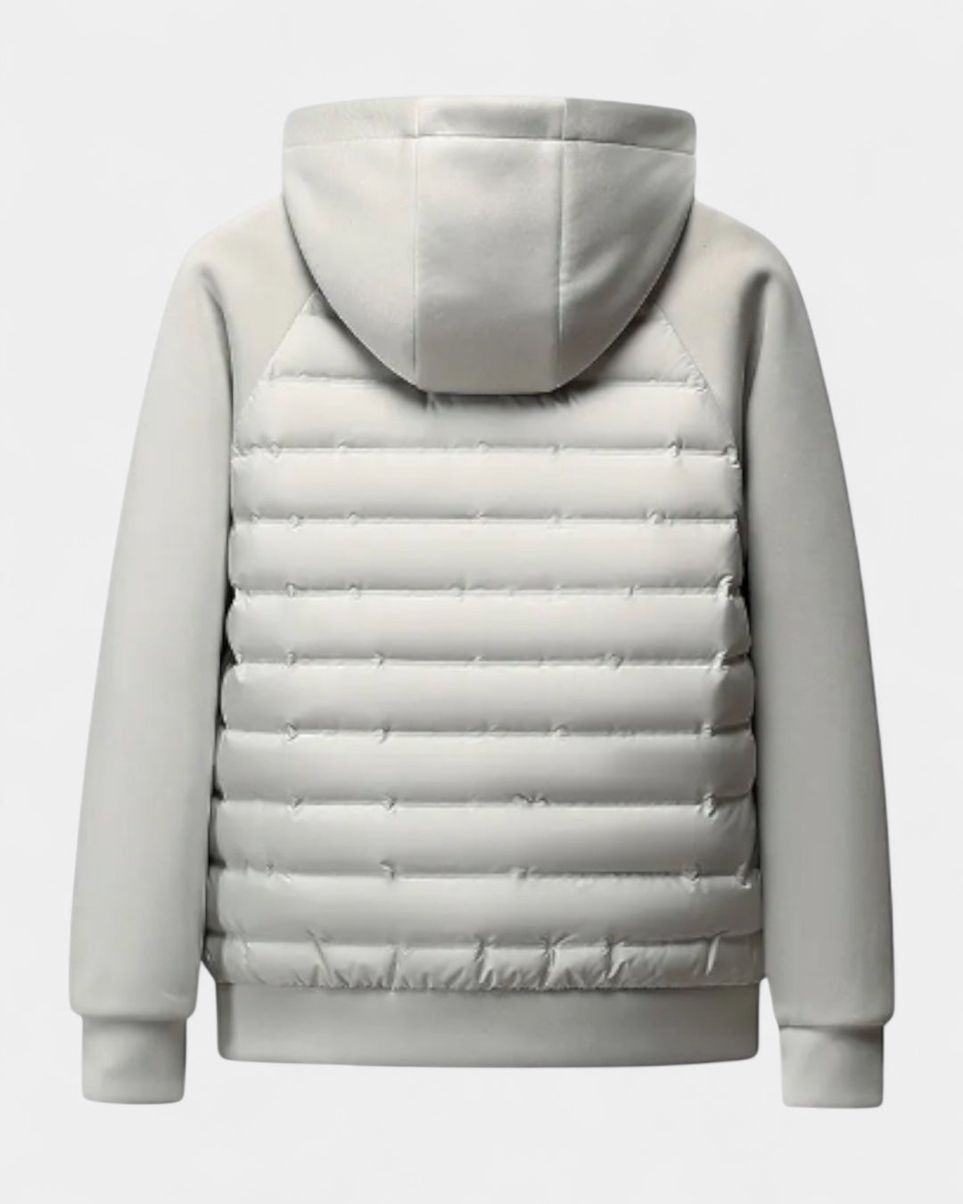 Uomo indossa piumino ibrido leggero con cappuccio. Stile casual, comfort dinamico AW.