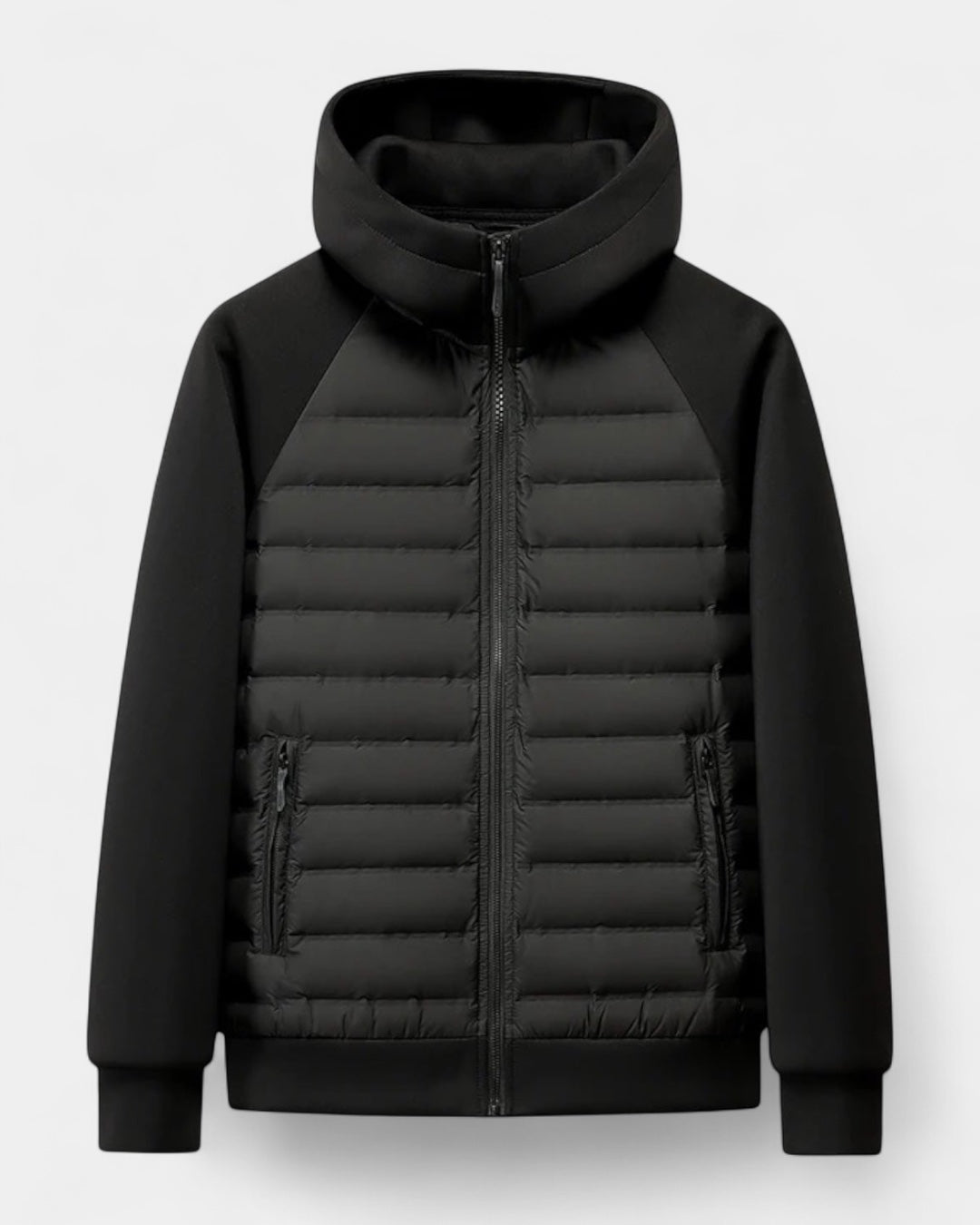 Dettaglio piumino uomo ibrido con cappuccio. Comfort dinamico, leggero, per abbigliamento maschile quotidiano.
