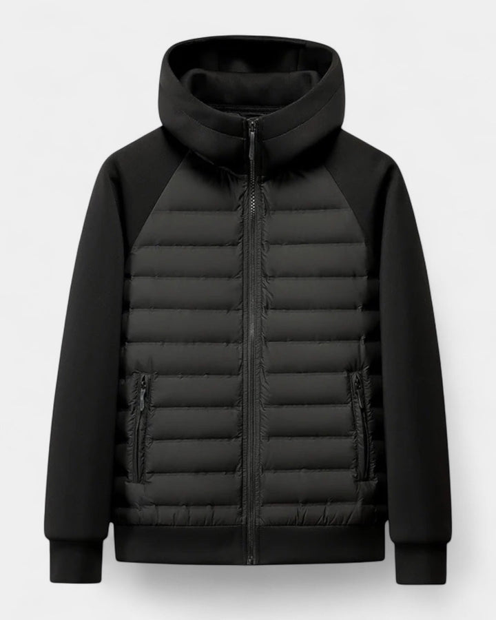 Dettaglio piumino uomo ibrido con cappuccio. Comfort dinamico, leggero, per abbigliamento maschile quotidiano.