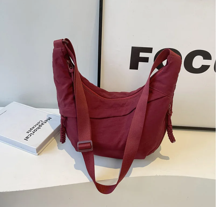 Borsa donna oversize, pratica con tasche esterne, facile accesso agli oggetti.