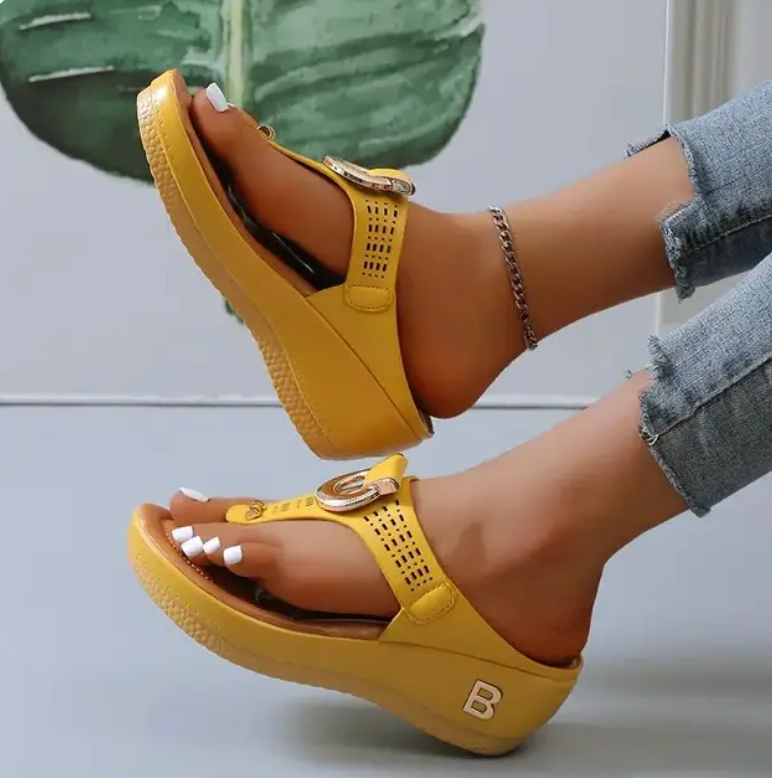 Eleganti sandali ortopedici donna dorati con supporto plantare per benessere estivo e postura corretta.