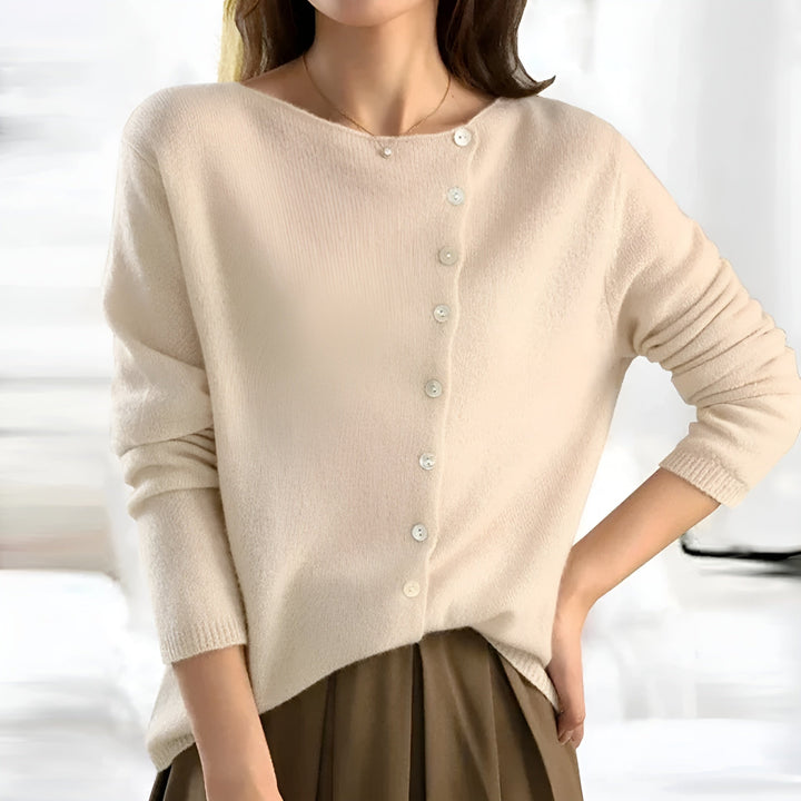 Primo piano abbottonatura asimmetrica di cardigan donna. Dettaglio unico che aggiunge stile e modernità al capo elegante.