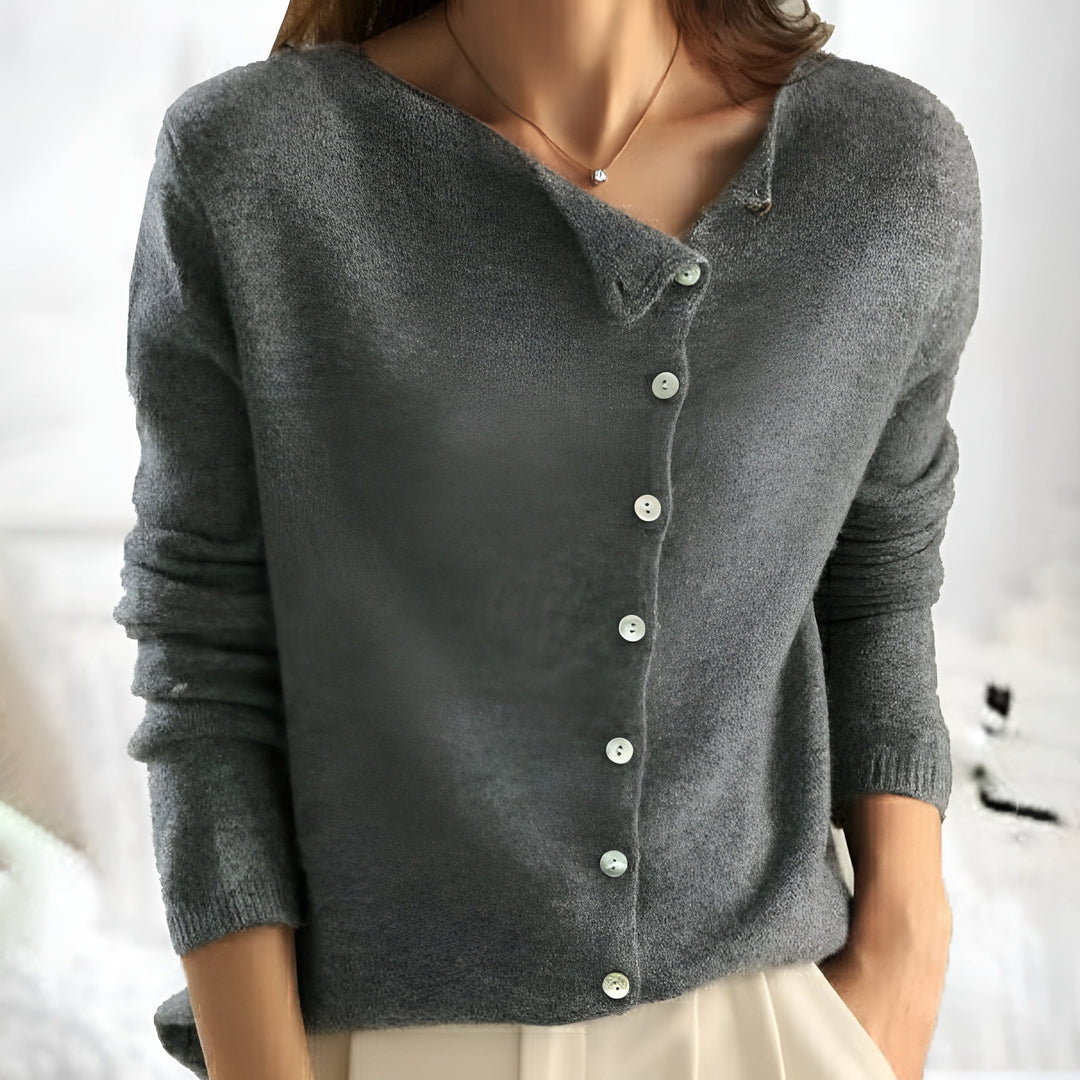 Cardigan donna elegante con abbottonatura asimmetrica, ideale per un look autunno inverno versatile e chic.
