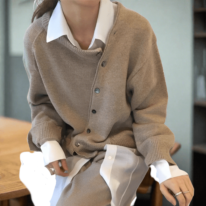 Cardigan donna morbido e chic con bottoni diagonali, ideale per un look autunno/inverno alla moda.