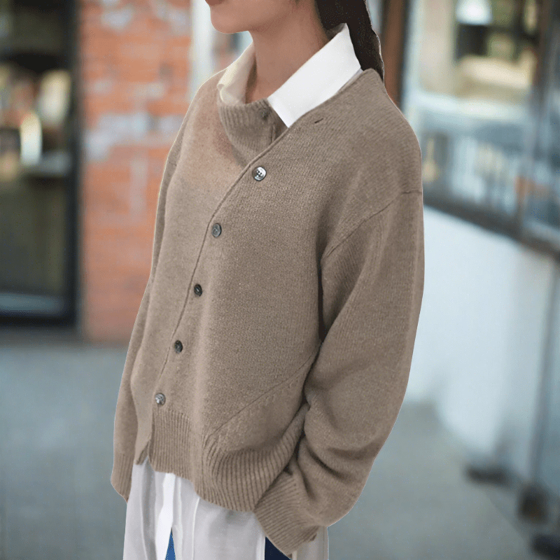 Modella indossa cardigan donna elegante con bottoni diagonali. Abbigliamento moda autunno-inverno.