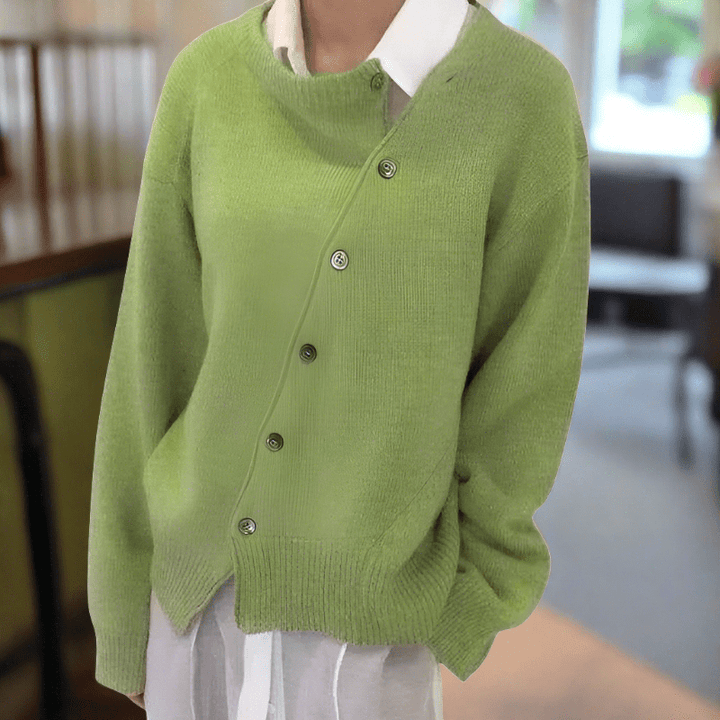 Dettaglio del cardigan donna con bottoni diagonali. Morbido e versatile per ogni outfit autunnale.