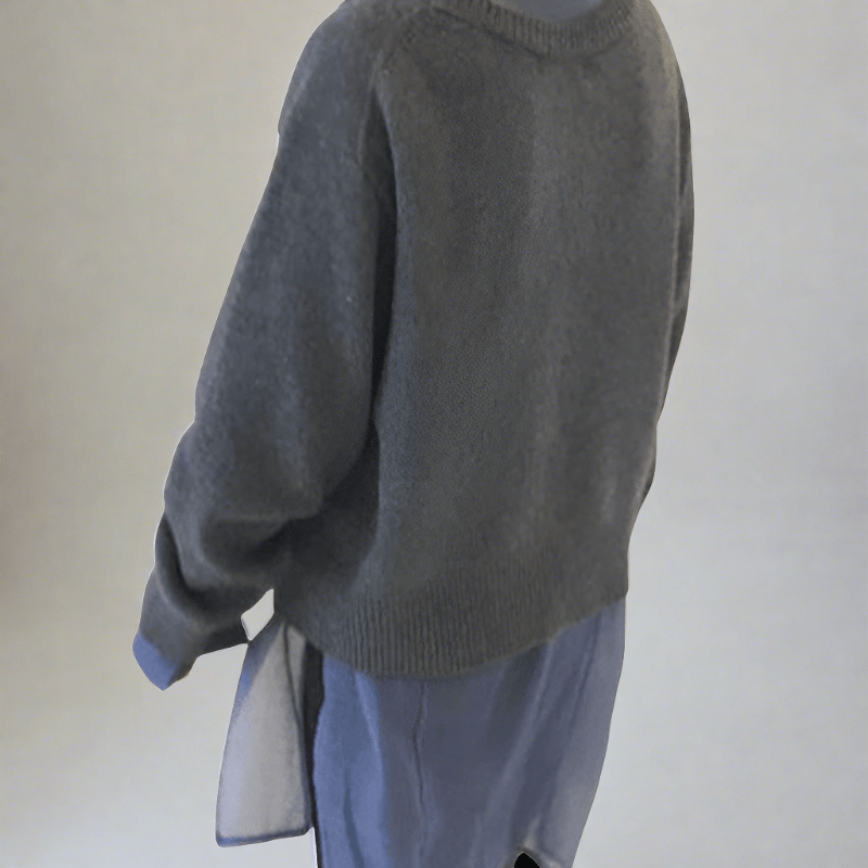 Morbido cardigan donna elegante con bottoni diagonali, perfetto per un look autunno/inverno contemporaneo.