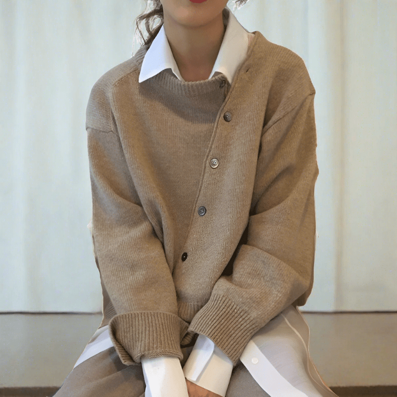 Cardigan donna elegante con bottoni diagonali, perfetto per autunno e inverno. Comfort e stile casual chic.