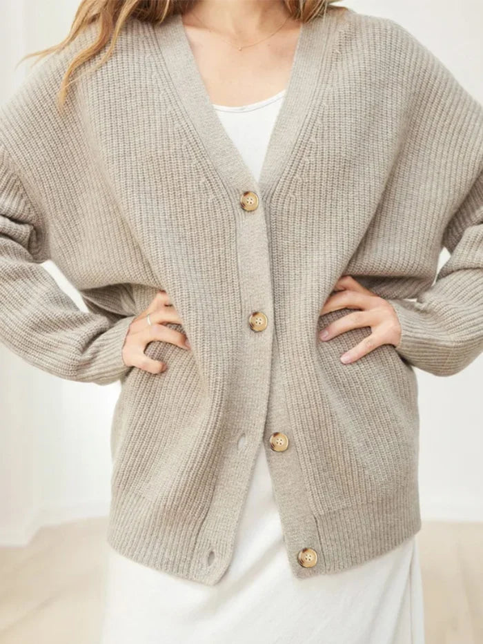 Cardigan da donna con bottoni dorati. Design moderno, vestibilità morbida ed elegante, perfetto per outfit autunnali chic.