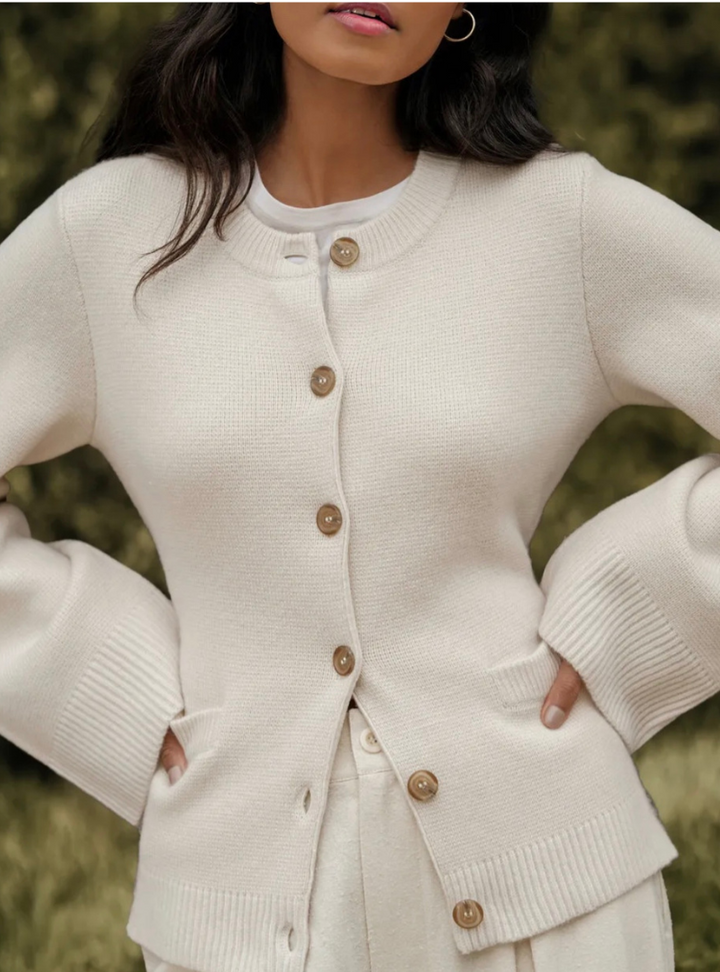 Cardigan donna elegante con dettagli bottoni, ideale per un tocco di stile versatile e comfort autunnale.