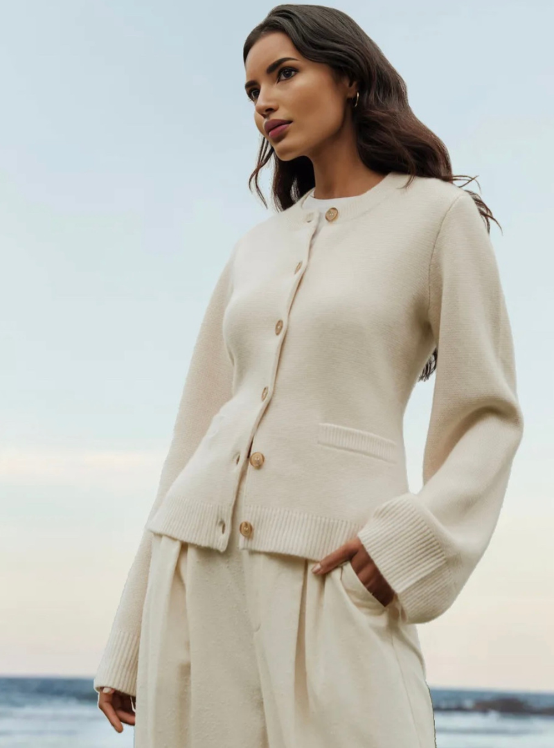 Cardigan donna versatile per outfit casual o chic, con bottoni, stile perfetto per autunno e inverno.