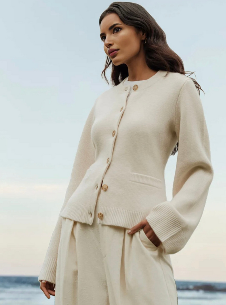 Cardigan donna versatile per outfit casual o chic, con bottoni, stile perfetto per autunno e inverno.