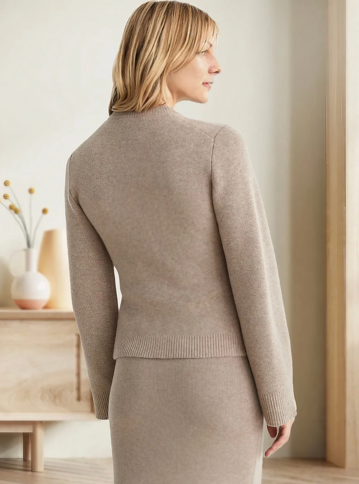 Cardigan donna elegante con pratiche tasche e bottoni, stile versatile e comfort per autunno inverno.