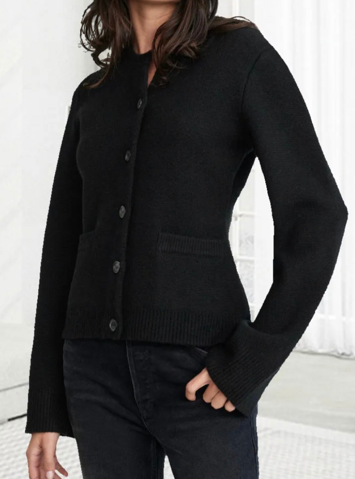 Cardigan donna versatile aperto o chiuso, con bottoni, per look elegante o casual in autunno/inverno.