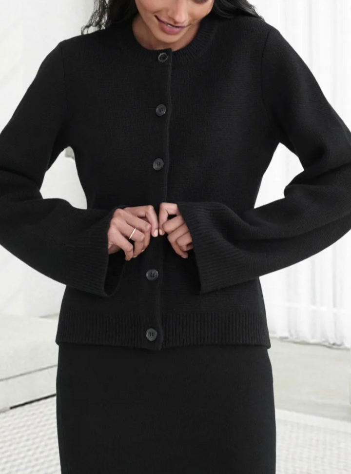 Cardigan donna alla moda, elegante e chic con bottoni, stile versatile per il comfort di autunno e inverno.