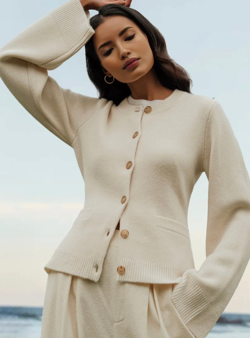 Cardigan donna elegante con bottoni, perfetto per un look chic e versatile in autunno e inverno.