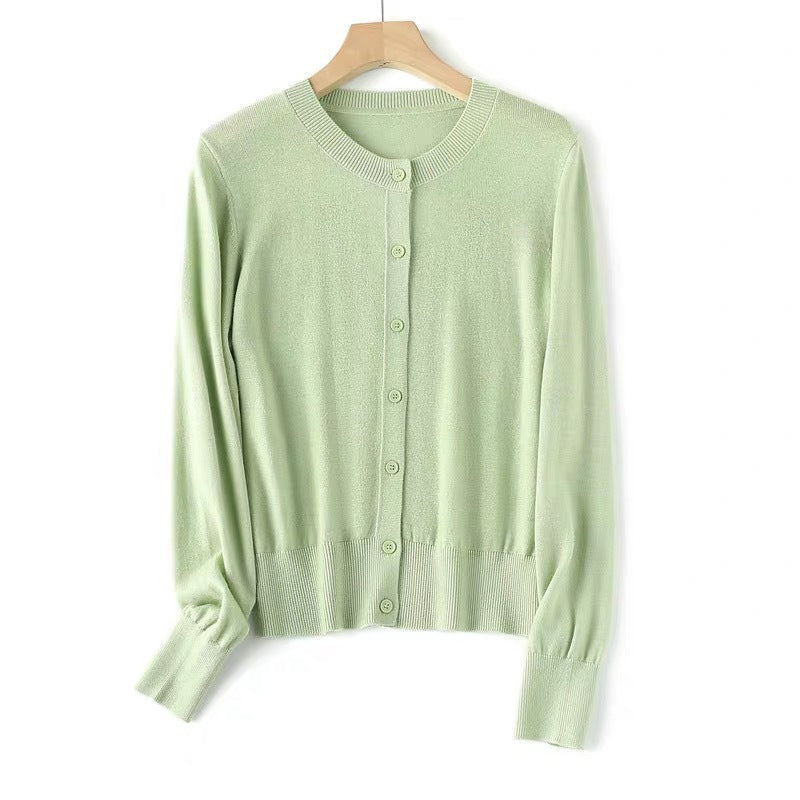 Cardigan donna girocollo con bottoni sottili. Stile elegante e comfort quotidiano per l'abbigliamento femminile.