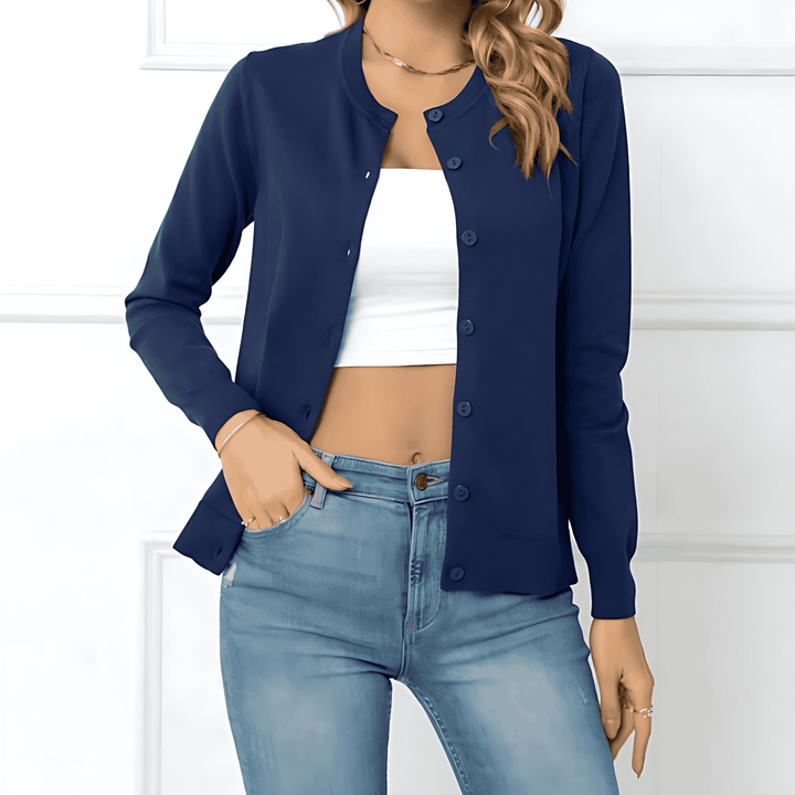Cardigan donna elegante con bottoni sottili, perfetto per un look raffinato. Ideale per moda e comfort quotidiano.